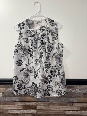Kasper Black & White Paisley Sleeveless Blouse With Ruffle Neckline Size Medium